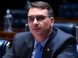 Apex/Futura: Flávio Bolsonaro aparece à frente de Lula em simulação de 2º turno e levantamento realizado nos dias 1 e 7