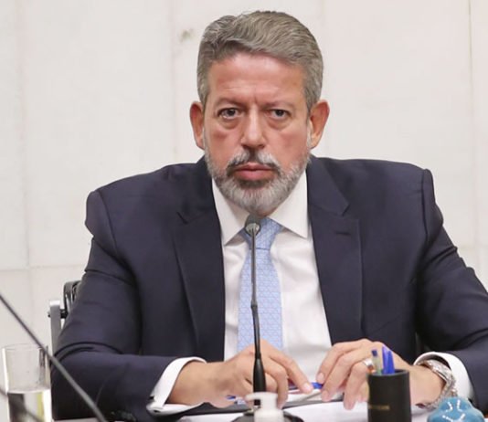 Polícia Federal deflagra operação contra ex-assessora de Arthur Lira; sabia mais