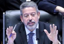 Enquanto governo Lula está em conflito com Hugo Motta, Arthur Lira dá uma mãozinha ao Palácio do Planalto
