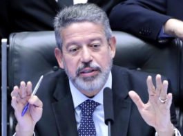 Enquanto governo Lula está em conflito com Hugo Motta, Arthur Lira dá uma mãozinha ao Palácio do Planalto