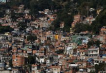 Censo: 19% dos moradores de favelas vivem em vias em que só se entra a pé, de bicicleta ou de moto, diz IBGE