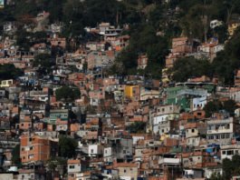 Censo: 19% dos moradores de favelas vivem em vias em que só se entra a pé, de bicicleta ou de moto, diz IBGE