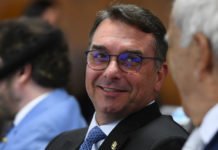 Quaest: 32% dizem que apoio de Trump a Flávio Bolsonaro aumenta chances de votar em Lula; 28%, no senador. Confira