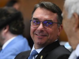 Quaest: 32% dizem que apoio de Trump a Flávio Bolsonaro aumenta chances de votar em Lula; 28%, no senador. Confira