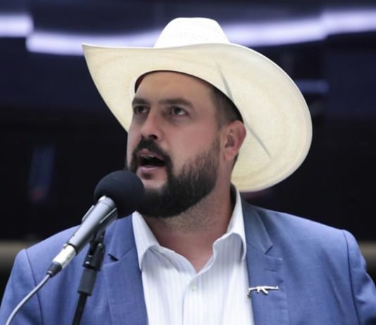 Treta na direita: Eduardo Bolsonaro chama Zé Trovão de ‘bosta’ após críticas a Bolsonaro e intensifica confronto