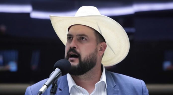 Treta na direita: Eduardo Bolsonaro chama Zé Trovão de ‘bosta’ após críticas a Bolsonaro e intensifica confronto