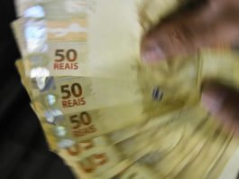 Endividamento das famílias brasileiras chega a 48,9% em agosto