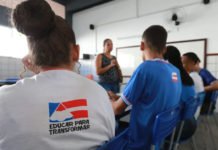 Concluir EJA aumenta chances de trabalho com carteira assinada e melhora renda de jovens em quase R$ 100