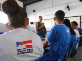 Concluir EJA aumenta chances de trabalho com carteira assinada e melhora renda de jovens em quase R$ 100
