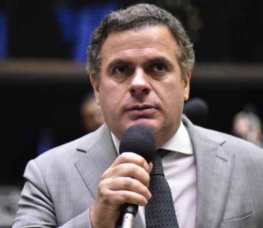 Deputado do PL, partido de Bolsonaro, aponta favoritismo de Jerônimo contra ACM Neto: ‘Governador leva vantagem’
