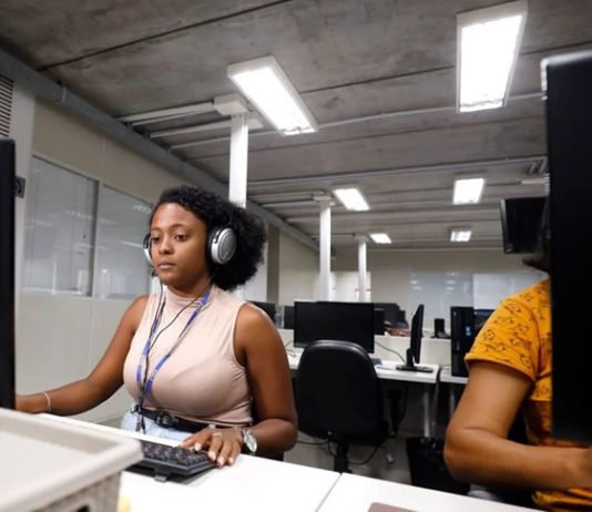 Programa Partiu Estágio convocou mais de 800 universitários que vão atuar em órgãos estaduais na Bahia, diz governo