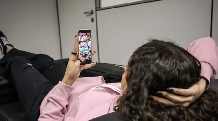 1 em cada 3 escolas ainda enfrenta obstáculos para aplicar lei que proíbe celulares, mostra novo levantamento
