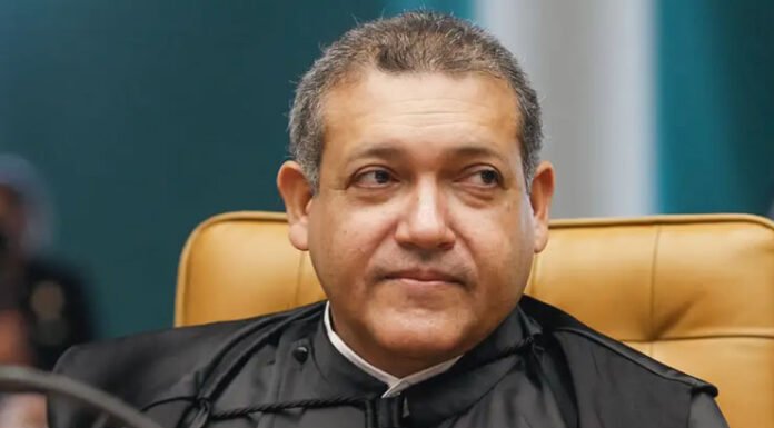 Presidente do TSE determina suspensão de pesquisa AtlasIntel que apontou queda de Flávio Bolsonaro