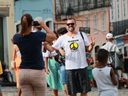 Bahia é 3º estado que mais aumentou faturamento com turismo em 2025, aponta dados da Federação do Comércio