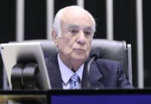 Por pressão da bancada, PL expulsa deputado que elogiou Moraes e mandou recado a Trump
