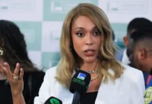 Erika Hilton pede ao STF bloqueio das contas de Eduardo Bolsonaro