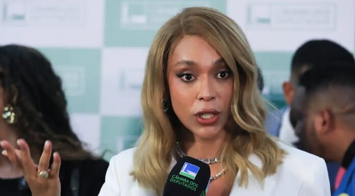 Erika Hilton ataca Flávio Bolsonaro após projeto de ‘escala 7×0’ no Senado e e clama por pressão por fim da 6×1