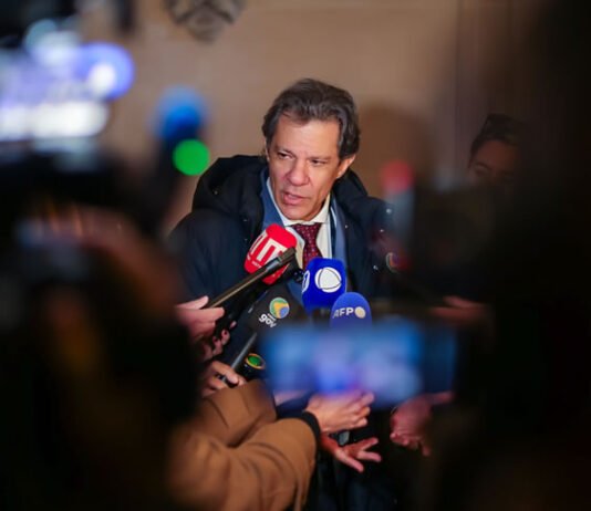 ‘Saiam do caminho’: Haddad pede que família Bolsonaro e aliados deixem o governo negociar com os EUA