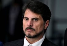 Em Orlando, Marcos do Val grava vídeo dizendo que não fugiu do país; senador descumpriu ordem do STF