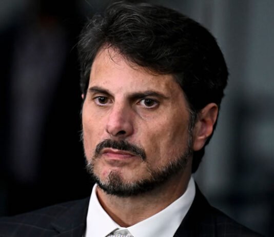 Em Orlando, Marcos do Val grava vídeo dizendo que não fugiu do país; senador descumpriu ordem do STF