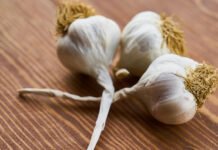 De alho cru a pimenta caiena, tratamentos caseiros naturais para a pele podem provocar queimaduras ou coceiras