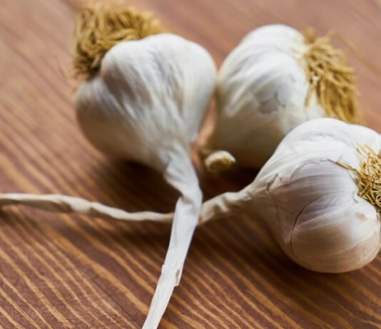 De alho cru a pimenta caiena, tratamentos caseiros naturais para a pele podem provocar queimaduras ou coceiras