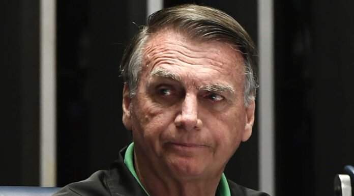 STF: Moraes autoriza Polícia Civil a ouvir Bolsonaro na prisão domiciliar sobre arma apreendida em blitz