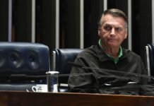 Reunião do PL era para ser de apoio a Bolsonaro, mas bandeira de Trump roubou a cena: entenda