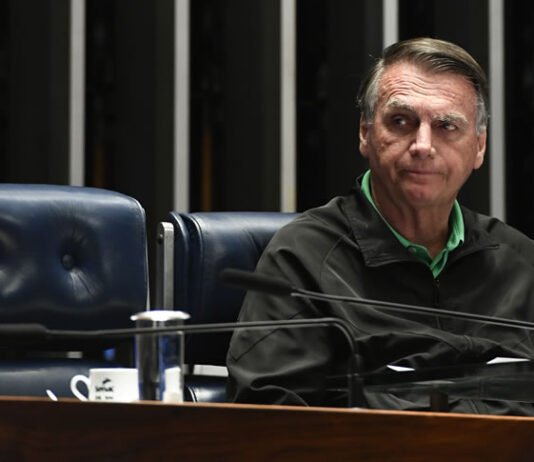 Reunião do PL era para ser de apoio a Bolsonaro, mas bandeira de Trump roubou a cena: entenda