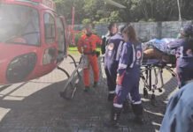 Mulher com ferimentos graves é socorrida em helicóptero após incêndio em casa na Região Metropolitana de Salvador