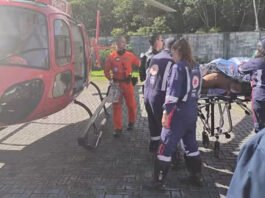 Mulher com ferimentos graves é socorrida em helicóptero após incêndio em casa na Região Metropolitana de Salvador