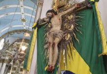 Imagem original do Senhor do Bonfim volta a ser exposta na basílica do santo em Salvador após seis anos
