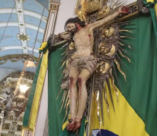 Imagem original do Senhor do Bonfim volta a ser exposta na basílica do santo em Salvador após seis anos