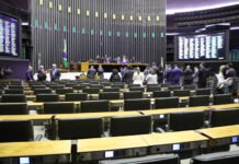Câmara começou trabalhos com 100 deputados e ganhou 413 cadeiras desde 1822