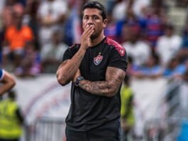 Caiu! Após uma sequência de tropeços e derrota diante do Confiança, Vitória anuncia demissão de Carpini