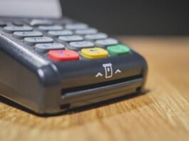 Vilão do endividamento, cartão de crédito rotativo cresce; empréstimos beiraram R$ 400 bilhões de reais em 2025