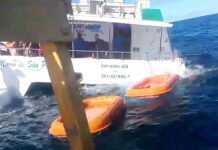 Trecho de Cacha Pregos, na Ilha de Itaparica: Veja o momento em que um catamarã começa a naufragar após colidir com barco; passageiros são resgatados