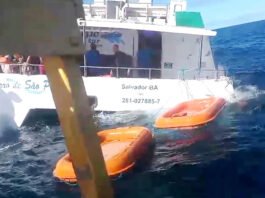 Trecho de Cacha Pregos, na Ilha de Itaparica: Veja o momento em que um catamarã começa a naufragar após colidir com barco; passageiros são resgatados