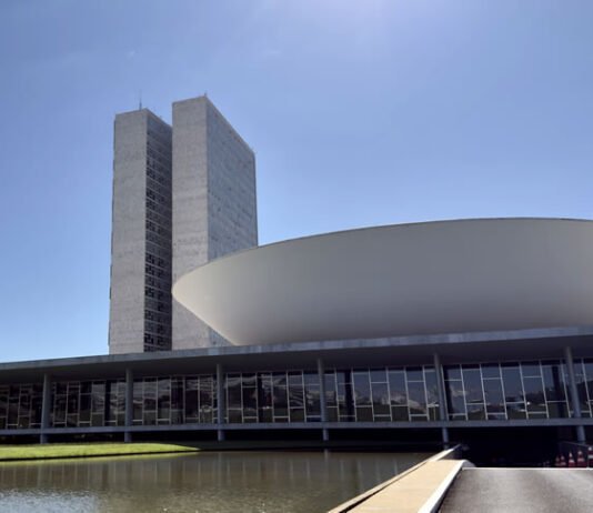 Oposição vai propor ampliar isenção do IR para R$ 10 mil no Senado