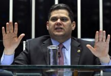 Interlocutores de Davi Alcolumbre afirmaram que ele deve rejeitar pedido para o impeachment de Moraes