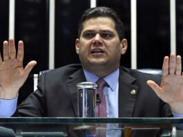 Interlocutores de Davi Alcolumbre afirmaram que ele deve rejeitar pedido para o impeachment de Moraes
