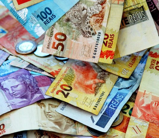 Mais de um terço dos trabalhadores do país recebe até um salário mínimo, diz IBGE