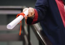 Diploma de papel deixará de existir; documento será emitido apenas em formato digital, diz Ministério da Educação