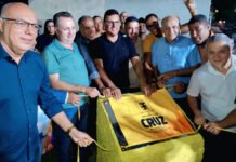 Em Cruz das Almas, prefeito Ednaldo Ribeiro entrega cinco ruas pavimentadas: “É uma alegria para mim e meus vizinhos, tá todo mundo feliz”, disse moradora