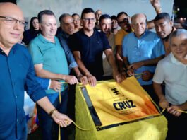 Em Cruz das Almas, prefeito Ednaldo Ribeiro entrega cinco ruas pavimentadas: “É uma alegria para mim e meus vizinhos, tá todo mundo feliz”, disse moradora