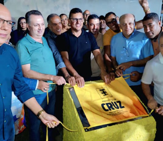 Em Cruz das Almas, prefeito Ednaldo Ribeiro entrega cinco ruas pavimentadas: “É uma alegria para mim e meus vizinhos, tá todo mundo feliz”, disse moradora