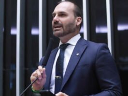 Eduardo Bolsonaro ataca Lula após encontro do presidente com Trump: ‘Ex-presidiário’