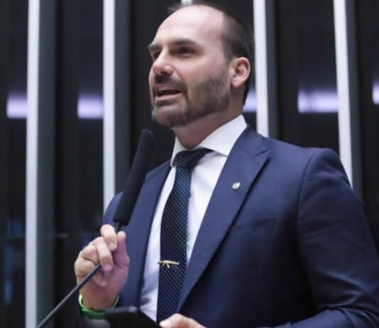 Líder do PL diz que vai propor a Hugo Motta mudança na regra para cortar salário de Eduardo Bolsonaro
