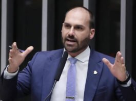 Líder do PT quer acelerar perda de mandato de Eduardo Bolsonaro