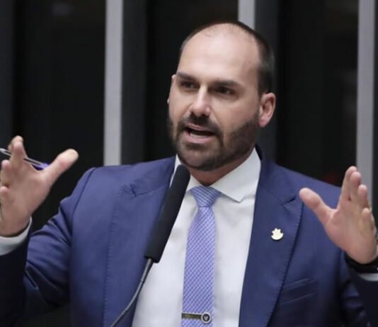 Eduardo Bolsonaro culpa Lula e Moraes e diz que tarifas dos EUA são resposta a “perseguição política”